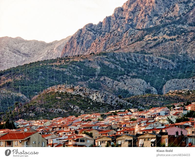 Makarska mit Biokova Berge Kroatien Reise Reisen Berge u. Gebirge Ferien & Urlaub & Reisen Tourismus Dächer Häuser Häusermeer Außenaufnahme Landschaft