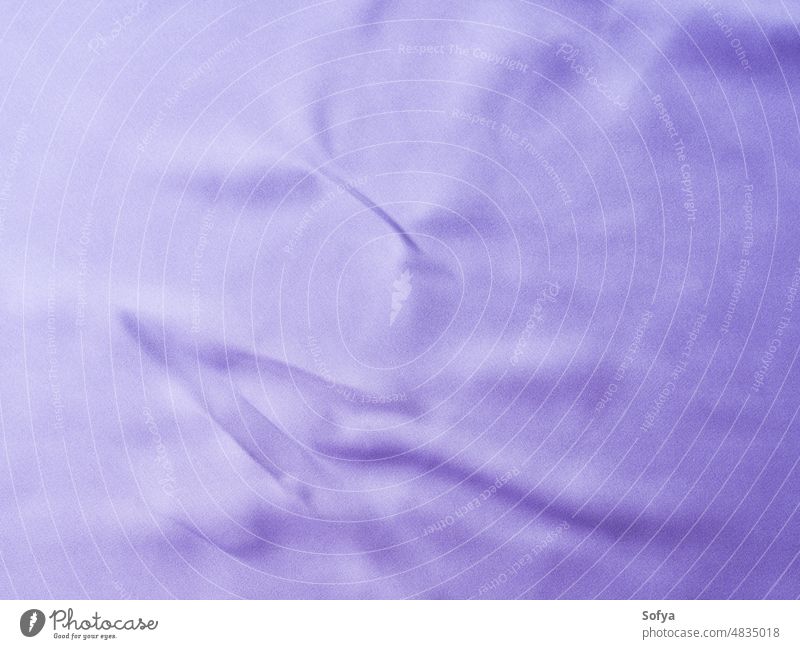 Violetter, satinierter Hintergrund mit Faltenbildung sehr peri Farbe Jahr 2022 purpur blau Tonung trendy Design Mode Satin Gewebe Seide Stoff violett Reichtum
