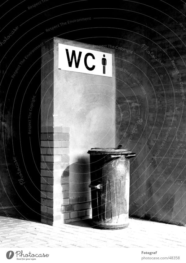 Improvisierte Herrentoilette Müll Fass Blech Backstein Mauer Putz Toilette trashcan trashig tin Brandasche Ecke