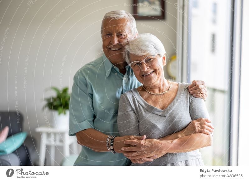 Glückliches Seniorenpaar zu Hause älterer Erwachsener gealtert Porträt Person lässig Freizeit Lifestyle Rentnerin Kaukasier in den Ruhestand getreten Menschen