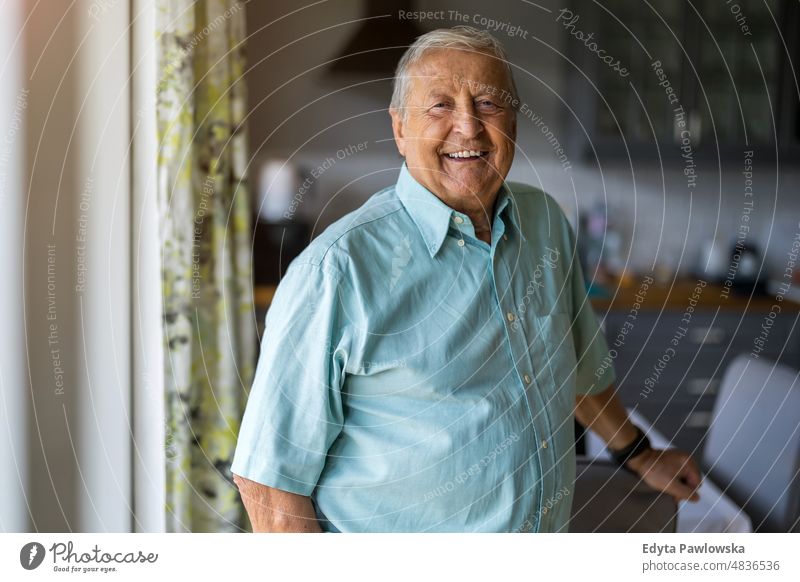 Porträt eines älteren Mannes, der in seinem Haus steht älterer Erwachsener gealtert Person lässig Freizeit Lifestyle Rentnerin Kaukasier