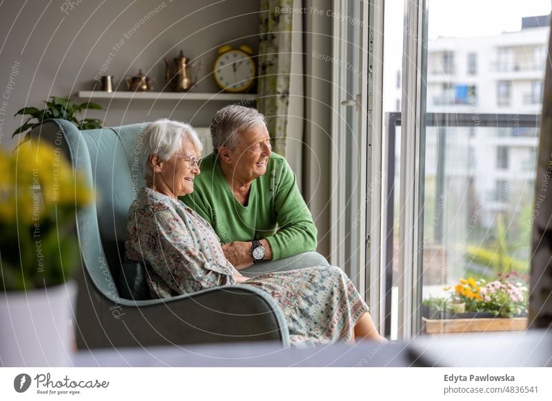 Glückliches Seniorenpaar zu Hause älterer Erwachsener gealtert Porträt Person lässig Freizeit Lifestyle Rentnerin Kaukasier in den Ruhestand getreten Menschen