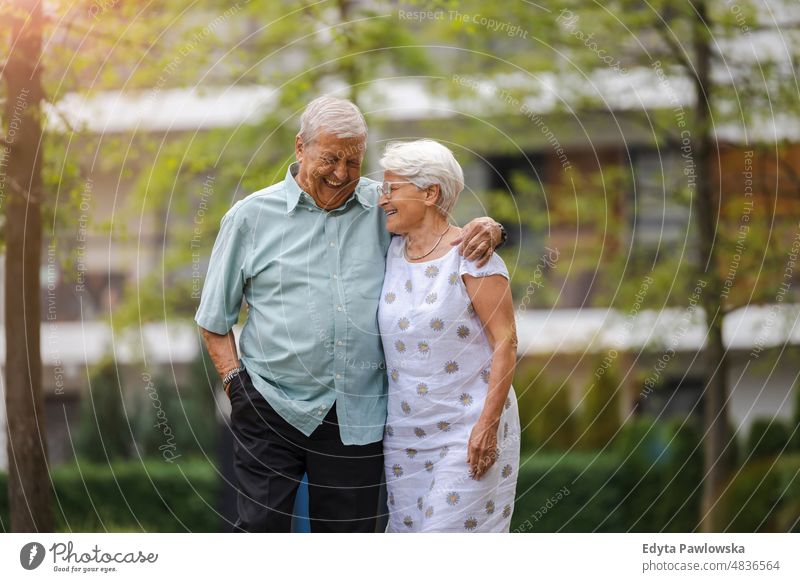Verliebtes älteres Paar beim Spaziergang im Park älterer Erwachsener gealtert Porträt Person lässig Freizeit Lifestyle Rentnerin Kaukasier