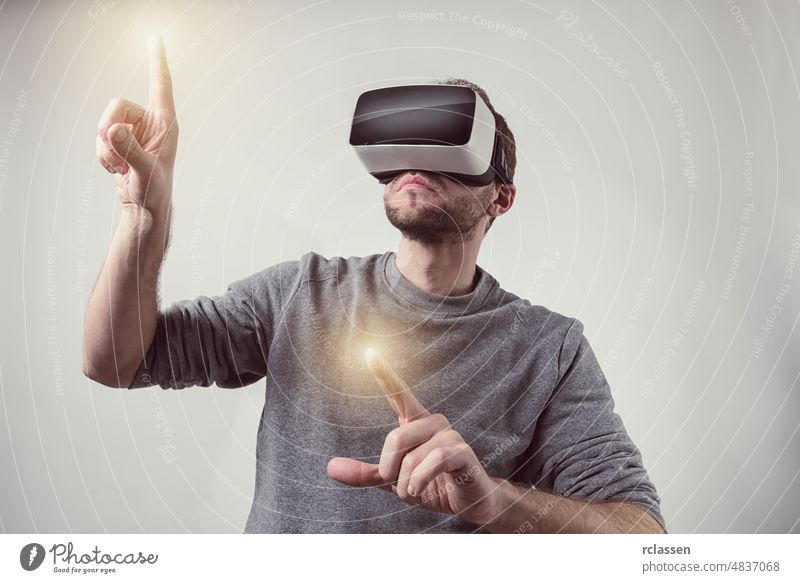 Bärtiger Mann trägt Virtual-Reality-VR-Headset-Spielbrille Business digital Entertainment Spielen Inbetriebnahme Innovation Realität Technik & Technologie