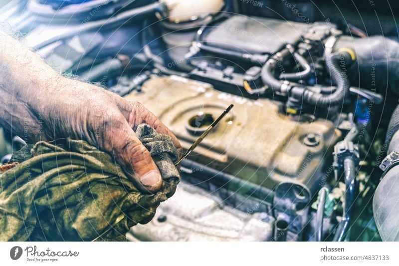 Hand des Automechanikers prüft Motoröl für die Wartung Erdöl PKW prüfen Mechaniker Dienst Erwachsener Automobil Business Pflege Autos Sauberkeit Tag