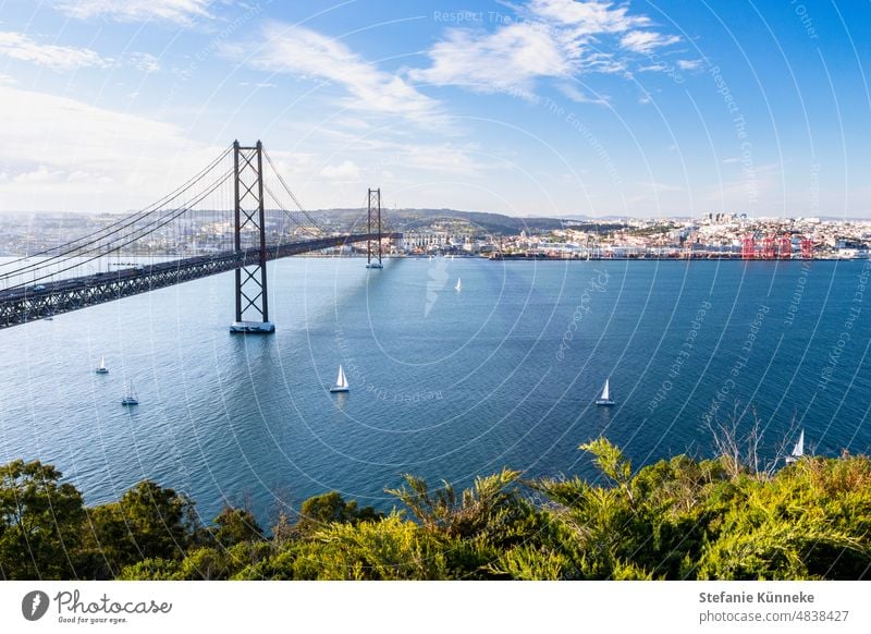 Blick auf Ponte 25 de Abril und Lissabon Sehenswürdigkeit Sightseeing Städtereise Hauptstadt Architektur Farbfoto Tourismus Ferien & Urlaub & Reisen Portugal