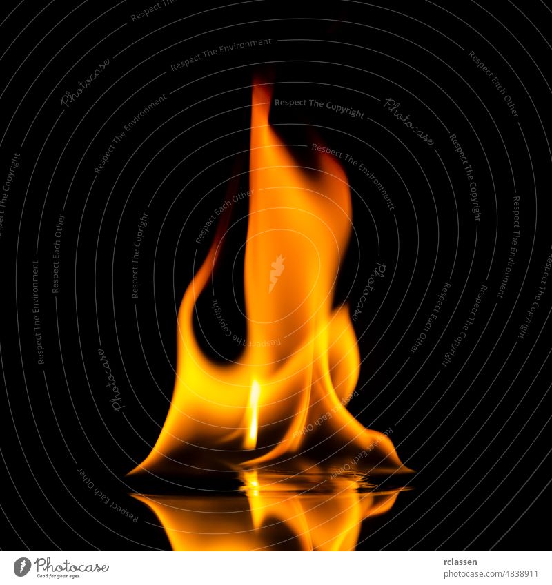 Feuerflammen auf schwarzem Hintergrund flammend abstrakt Brandstiftung Asche Barbecue Freudenfeuer Marke Brandwunde Lagerfeuer Camping Koch Gefahr dunkel Teufel