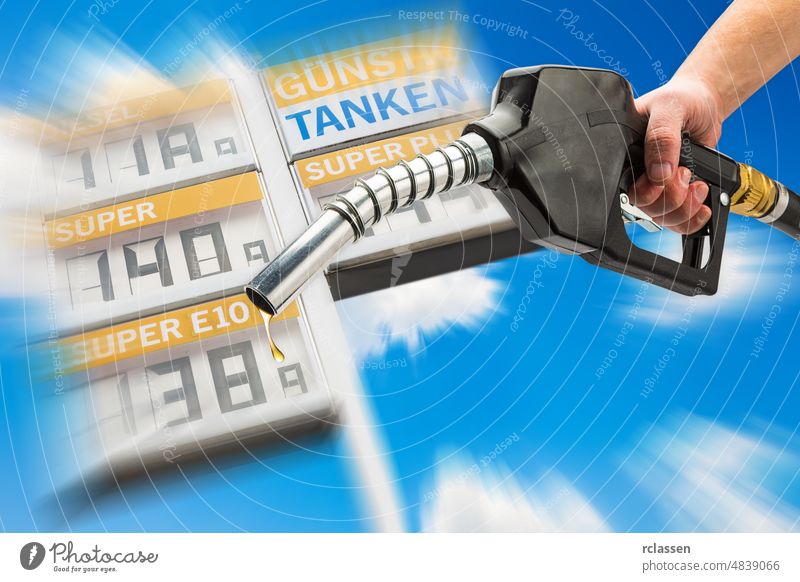 Gas aufladen Umweltfreundlich wieder aufladen tanken Auto Benzin Tankstelle Benzinsteuer Brennstoff Zapfpistole Pumpe Tülle auftanken Ökologie Erdöl reisen