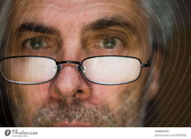 Wir testen den Fernauslöser. Mann Erwachsene Männlicher Senior Auge Mund Bart 45-60 Jahre Brille Verantwortung achtsam Wachsamkeit Verlässlichkeit Pünktlichkeit