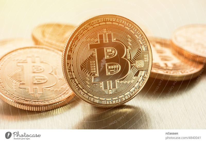 Kryptowährung Golden Bitcoins (neues virtuelles Geld) bitcoin gold Meissel Geldmünzen Business Symbol Konzept Zeichen Netz Metall Wechseln Internet Wirtschaft