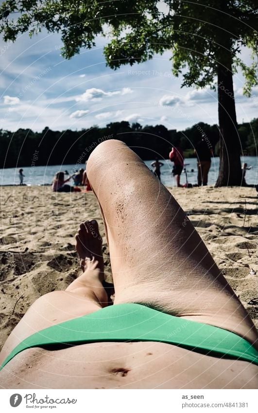 Am See sonnenbaden sich sonnen Bikini Bauchnabel Ironie witzig Sommer Urlaub Ferien Nichtstun liegen Bein Knie grün Bikinihose Natur Teich Badesee Wasser