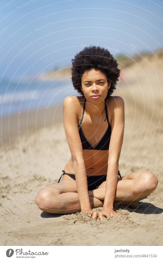 Schwarze Frau im Bikini am sandigen Meeresstrand Strand Meeresufer Sand Sommer ernst Ufer Erholung MEER tropisch Ausflug schwarz Afroamerikaner ethnisch Küste
