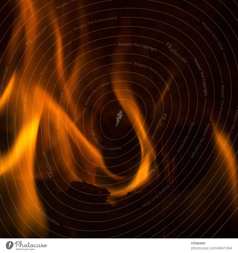 Kamin Feuer Flamme brennen Brennholz gemütlich Winter fossile Energie abstrakt Hintergrund schwarz Marke Baustein hell Briketts Brandwunde verbrannt Lagerfeuer