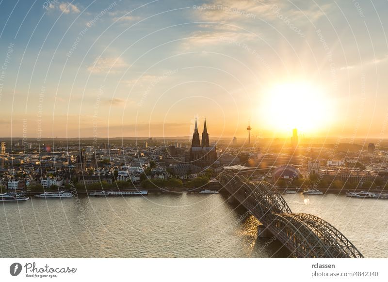 Sonnenuntergang über der Stadt Köln in Deutschland Großstadt Kölner Dom Altstadt Kathedrale Rhein Hohenzollernbrücke dom Fluss Karneval kölsch Kirche Brücke