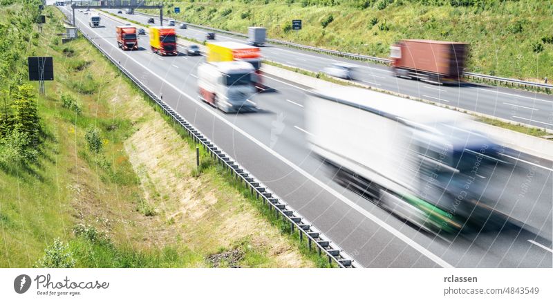 Verkehr auf der Autobahn mit Autos Lastwagen PKW Straße Fahrzeug Deutschland logistisch Lastkraftwagen Fracht grün urban Sommer Ladung blau Himmel Horizont