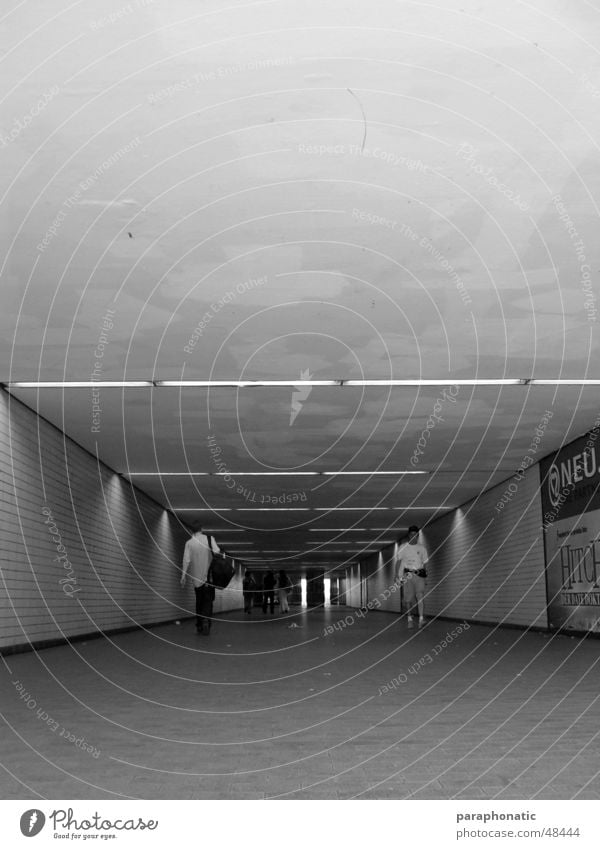 Unterführung Tunnel Mann Arbeit & Erwerbstätigkeit Arbeitsweg U-Bahn Stil Endzeitstimmung Morgen Außenaufnahme Wege & Pfade Mensch Bodenbelag Perspektive
