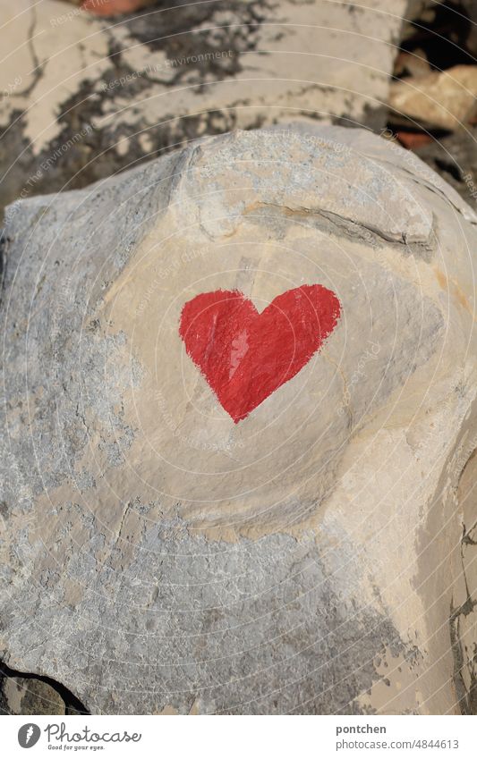 Ein gemaltes Herz auf einem Felsen. Liebe. symbol liebe malen bemalt rot felsen farbe Romantik Verliebtheit Liebeserklärung Liebesgruß Liebesbekundung