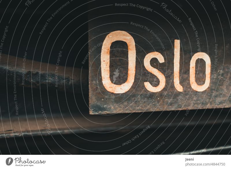 Oslo - geschrieben an einem alten nostalgischen Zug Norwegen Skandinavien Schilder & Markierungen verrostet Bahn Richtung Stadt Wort Buchstaben retro Nostalgie