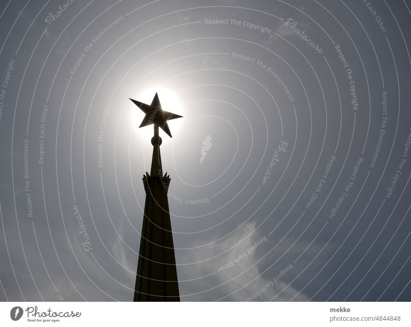 Im Schatten des roten Sterns roter Stern sowjetstern Sowjetunion Sonne Symbol Gegenlicht Himmel Silhouette Sommer Licht Wolken Sonnenlicht Turm Turmspitze