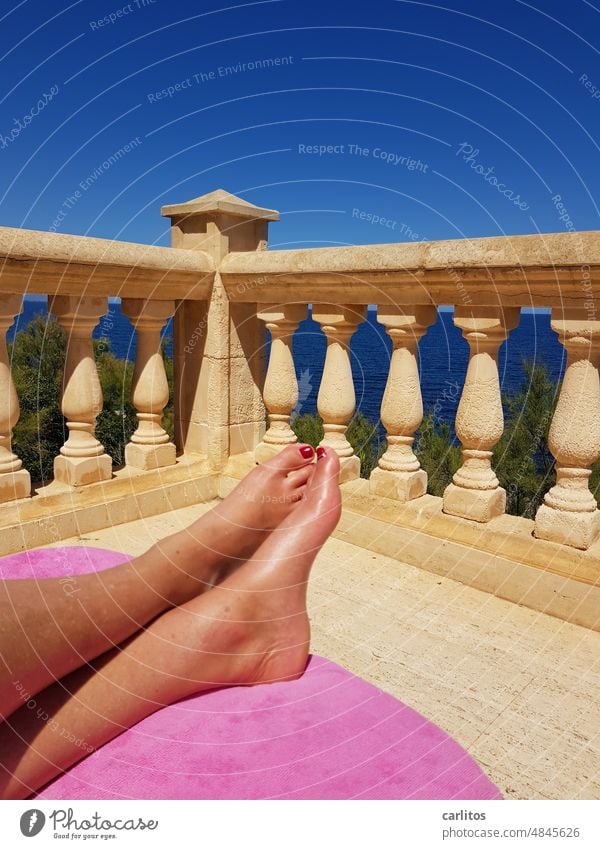 Nur kein Stress | Siesta unter spanischer Sonne Sommer Sonnenbad Frau Füße Nagellack Rot Terrasse Säulen Balustrade Geländer Spanien Mallorca Urlaub Lebensabend