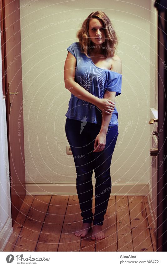 Hipsterqueen!- junge Frau steht barfuß in einem Flur Junge Frau Jugendliche Körper Fuß 18-30 Jahre Erwachsene Dielenboden T-Shirt Jeanshose Barfuß brünett