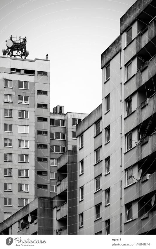 Social Network Häusliches Leben Wohnung Haus Satellitenantenne Antenne Kultur Hochhaus Gebäude Mauer Wand Balkon Beton dunkel eckig einfach trist Stadt gleich