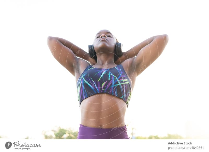 Schwarze Sportlerin streckt den Hals auf der Straße Training passen Frau Fitness Athlet Sportbekleidung Wellness Übung Gesundheit Energie Vitalität aktiv