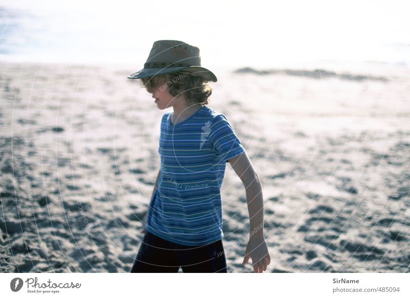 241 [at the beach] Ferien & Urlaub & Reisen Sommerurlaub Junge Kindheit Mensch 8-13 Jahre Sonnenaufgang Sonnenuntergang Schönes Wetter Strand T-Shirt Hut Locken
