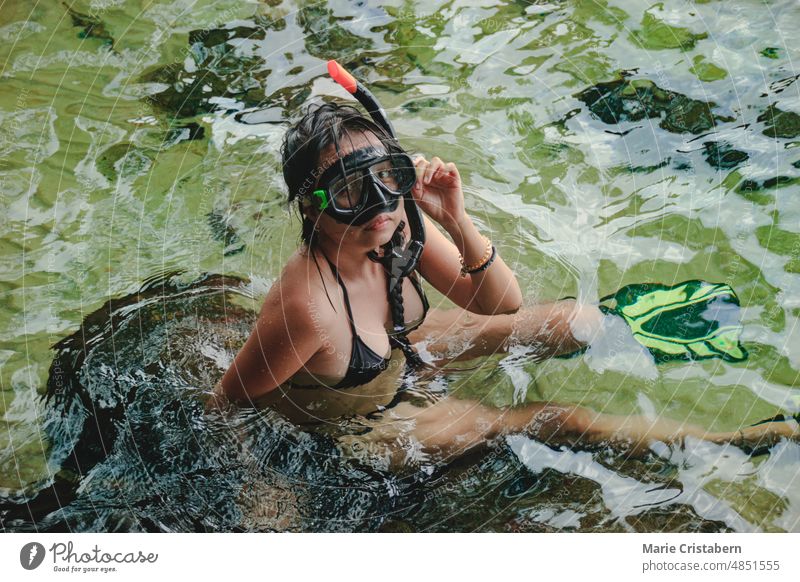 Junge asiatische Frau im Bikini und Schnorchelausrüstung, während sie das klare Wasser des Meeres auf der Insel Koh Sdach in Kambodscha genießt, Sommeraktivität im Freien