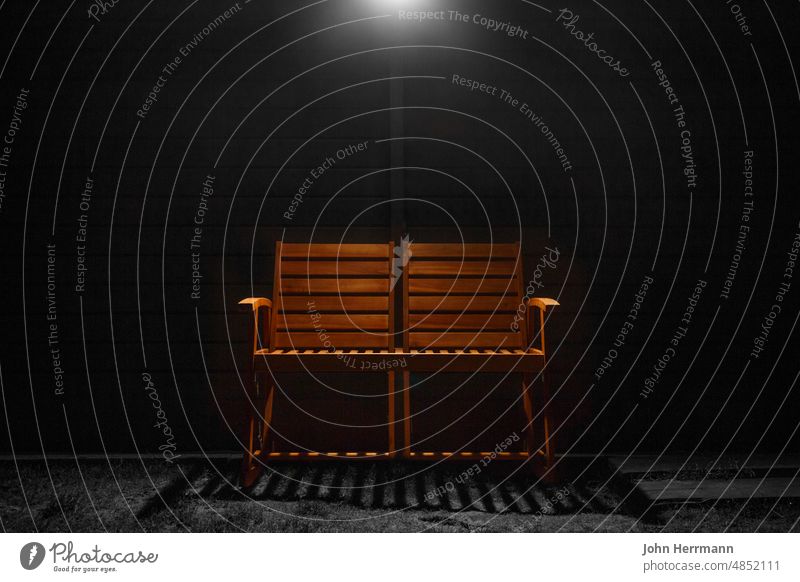 Sitzbank im dunkeln Bank sitzen Licht Lichtschein Stille Ruhe leer einsam friedlich Holzbank beleuchtet Kontrast Schatten Nacht kalt schwarz weiß Sitzplatz