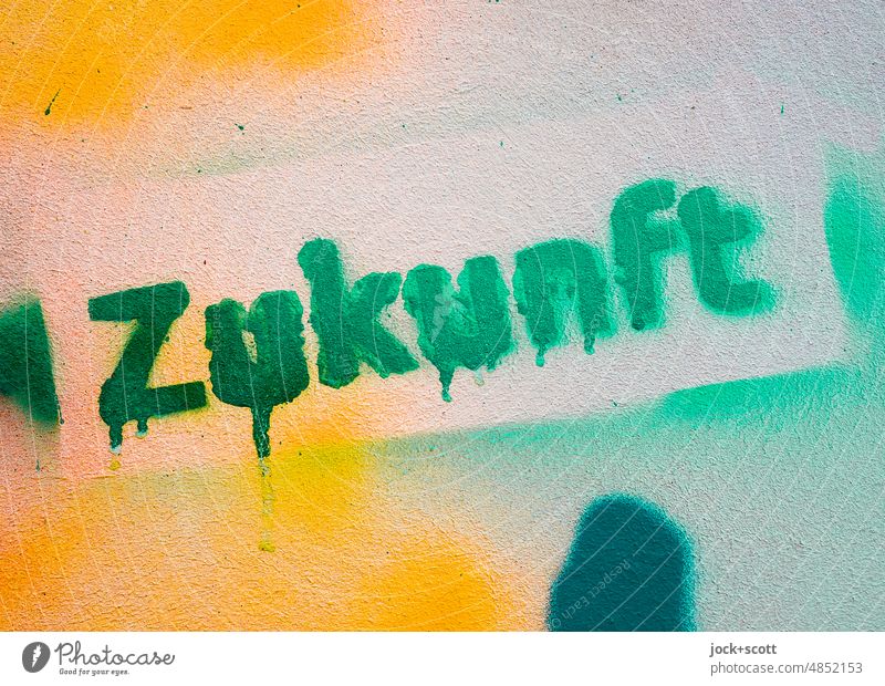 die Zukunft ist bunt Wort Deutsch Hintergrund neutral Schablonenschrift Spray Schriftzeichen Typographie Textfreiraum Kreativität Stil Straßenkunst stencil