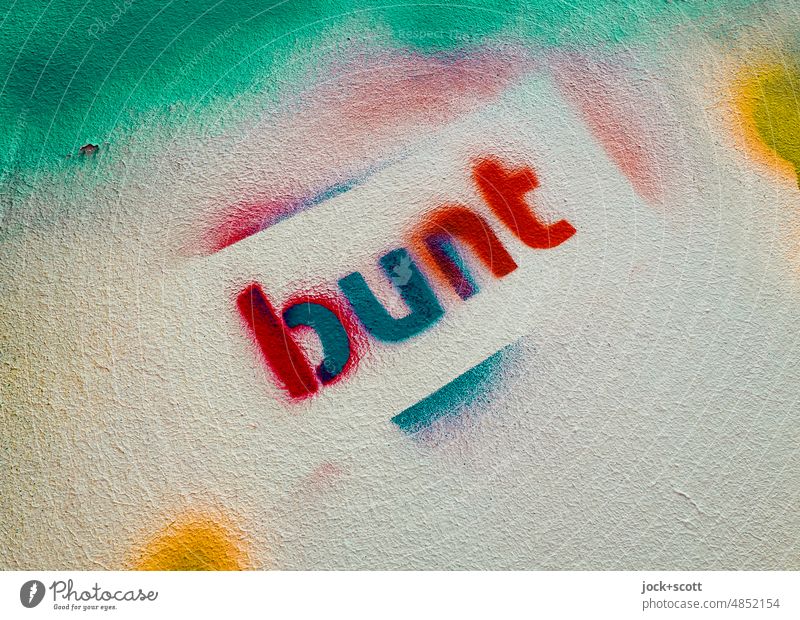 Bunt ist die Zukunft bunt Wort Deutsch Farbe Typographie Hintergrund neutral Schablonenschrift Kreativität Textfreiraum Stil Spray Schriftzeichen farbenfroh