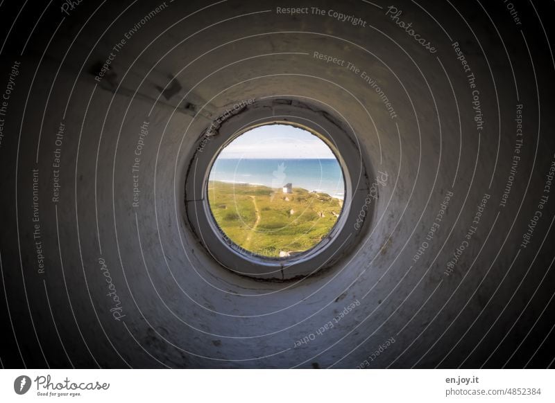 Fenster im Leuchtturm an der Ostsee Bullauge Aussicht Meer Nordseeküste Dänemark Horizont rund Küste Ferien & Urlaub & Reisen
