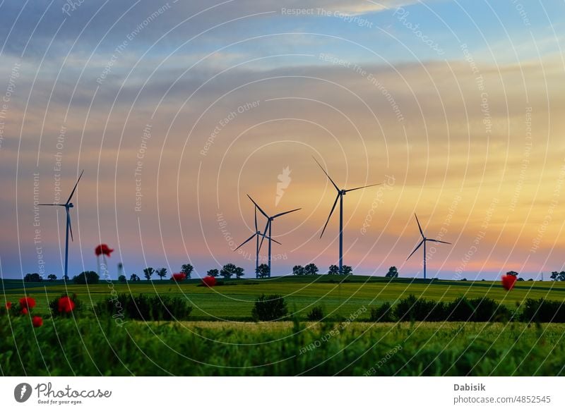 Windkraftanlagen bei Sonnenuntergang, Windenergiekonzept Energie Turbine Windmühle Bauernhof Alternative Energie Generation Sonnenaufgang Erzeuger Fabrik