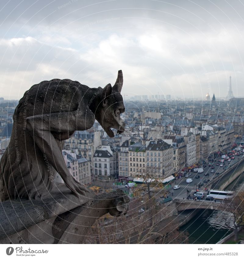 grotesker Beobachter Kunstwerk Skulptur Paris Frankreich Europa Hauptstadt Stadtzentrum Skyline Haus Kirche Kathedrale Fassade Sehenswürdigkeit Tour d'Eiffel