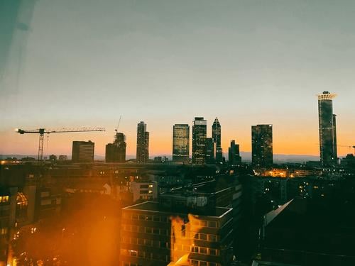 Frankfurter Skyline mit Wolkenkratzern in der Abenddämmerung Hochhaus Architektur Himmel Frankfurt am Main Bankgebäude Großstadt Nacht Aussicht Stadt urban Kran