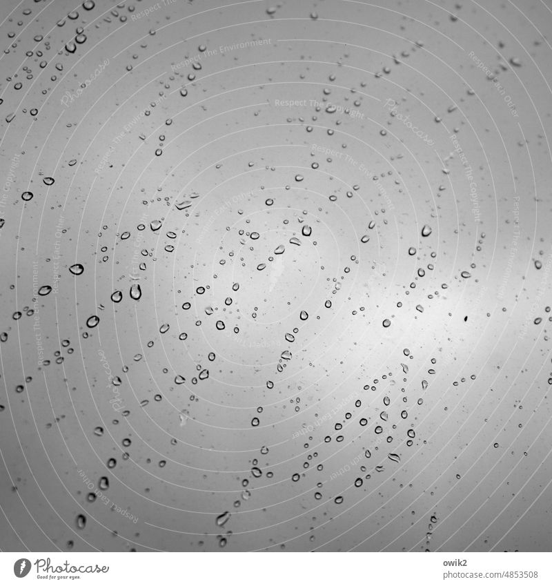 Grau und nass Fensterscheibe Glas Detailaufnahme Regen Wassertropfen schlechtes Wetter Tropfen winzig Tröpfchen Strukturen & Formen Nahaufnahme Makroaufnahme