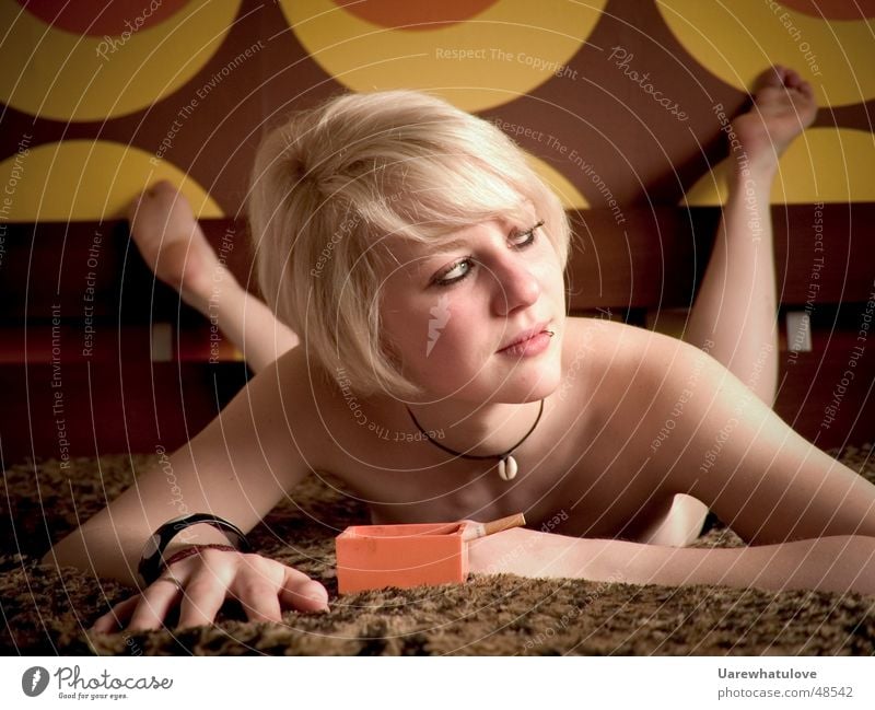 The cigarette after Frau nackt blond Siebziger Jahre Zigarette Aschenbecher Tapete Bett Piercing liegen Freude Erotik aufregent