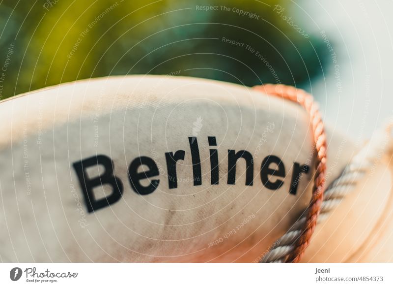 Diese Berliner… Rettung Rettungsring Sonnenlicht Wasser ertrinken Erste Hilfe Sicherheit Unglück Notfall SOS Schwimmring rund weiß orange Lebensrettung Wort