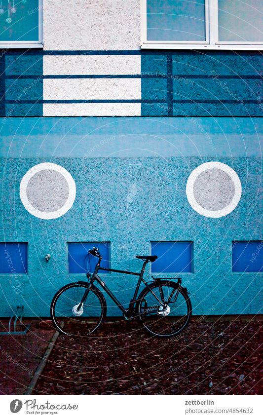 Fahrrad vor unbekanntem Gebäude berlin büro deutschland fassade fenster gebäude hauptstadt haus kleinstadt leben reise skyline stadtbezirk straßenfotografie