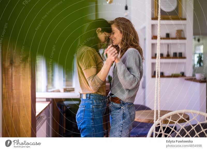 Lesbisches Paar tanzt im Wohnzimmer gleichgeschlechtliches Paar Erwachsener Appartement attraktiv schön Bonden Dating-Paar Genuss Familie Frau schwules Paar
