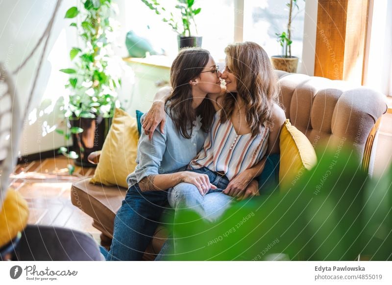 Verliebtes lesbisches Paar entspannt sich zu Hause auf dem Sofa gleichgeschlechtliches Paar Erwachsener Appartement attraktiv schön Bonden Dating-Paar Genuss