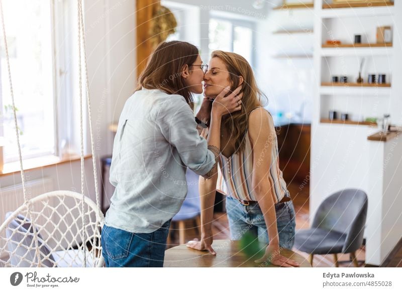 Lesbisches Paar küsst sich in seinem Haus gleichgeschlechtliches Paar Erwachsener Appartement attraktiv schön Bonden Dating-Paar Genuss Familie Frau