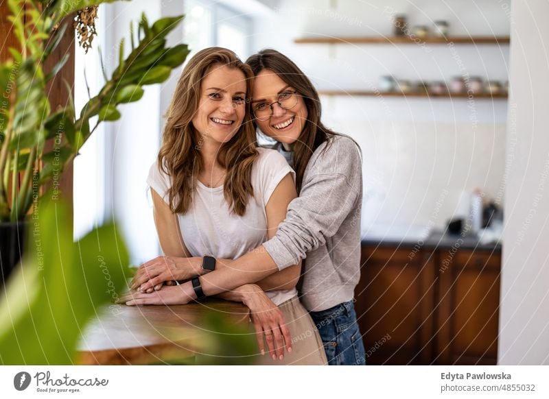 Porträt eines zärtlichen lesbischen Paares, das sich zu Hause umarmt gleichgeschlechtliches Paar Erwachsener Appartement attraktiv schön Bonden Dating-Paar