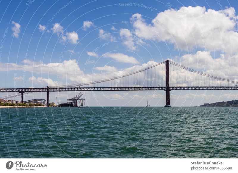 Ponte 25 de Abril in Lissabon blau Stahl Konstruktion Brücke Pfeiler MEER farbenfroh Tejo Tejo-Brücke reisen Portugal Ferien & Urlaub & Reisen Tourismus