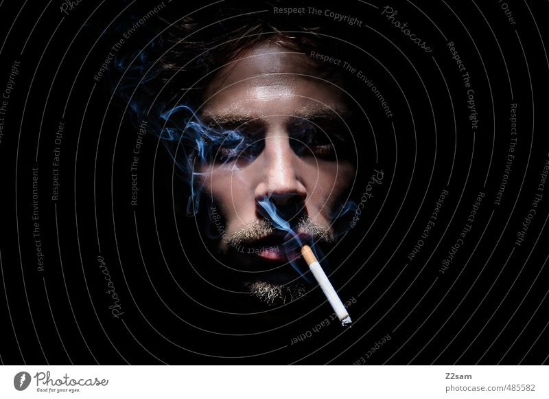 Cigarette Smoker elegant maskulin Junger Mann Jugendliche 30-45 Jahre Erwachsene Bart Rauchen Coolness dunkel gruselig kalt nah trashig Gelassenheit ruhig