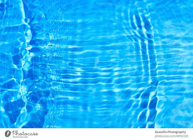 Abstrakter Wasserhintergrund mit Wellen und Plätschern. Nahaufnahme der Wasseroberfläche. abstrakt aqua abstrakte Kunst Hintergrund Schönheit blau hell