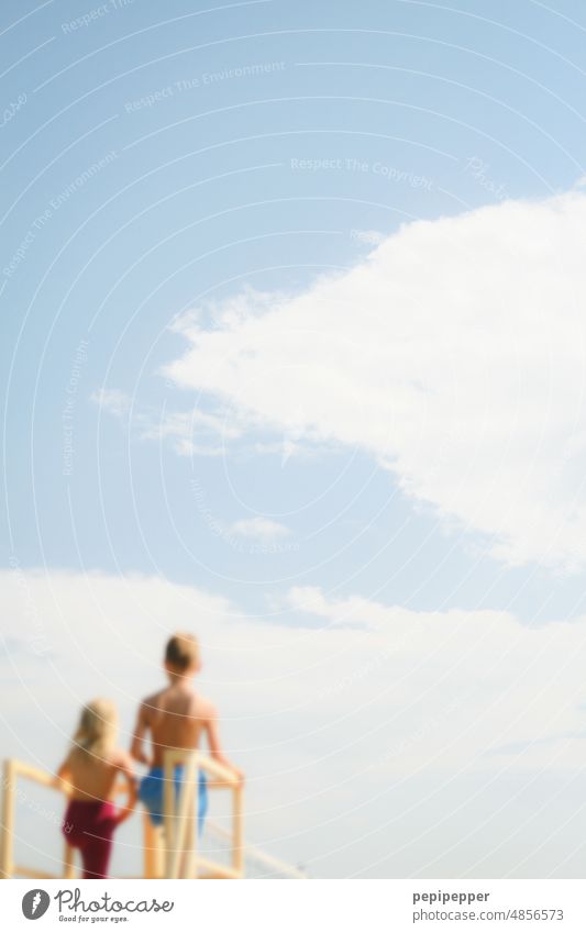 Sommerurlaub Wolken Ferien & Urlaub & Reisen Himmel Außenaufnahme Farbfoto Schönes Wetter Ferne Kinder unscharfer Vordergrund Horizont blau Freiheit Tourismus