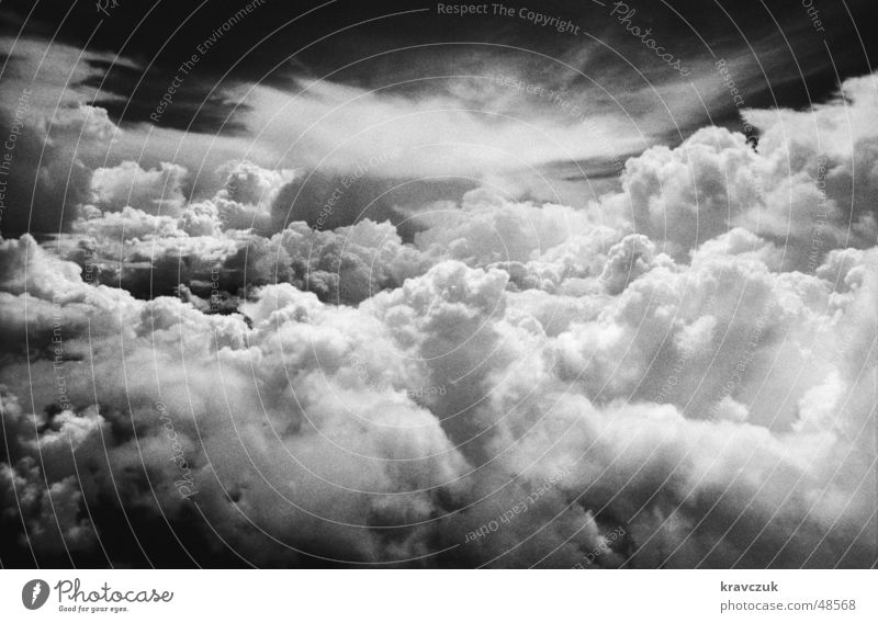 In einer anderen Welt Wolken Kumulus Ferne Aussicht Himmel Niveau dramatisch Schwarzweißfoto Kontrast Luftverkehr dohend überblicken