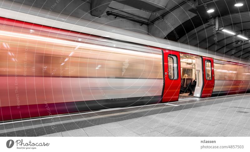 London Underground, Tube Station, Zug öffnet die Tür Bewegungsunschärfe unterirdisch reisen schnell Verkehr sich[Akk] bewegen England Großbritannien U-Bahn rot
